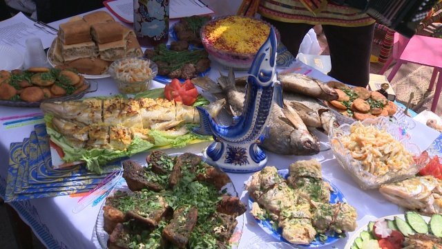 Астраханские блюда. Рыбная уха астраханской кухни красивые кухни. Астрахань блюда местные. Национальное блюдо астрахани. Астрахань рыбный фестиваль.