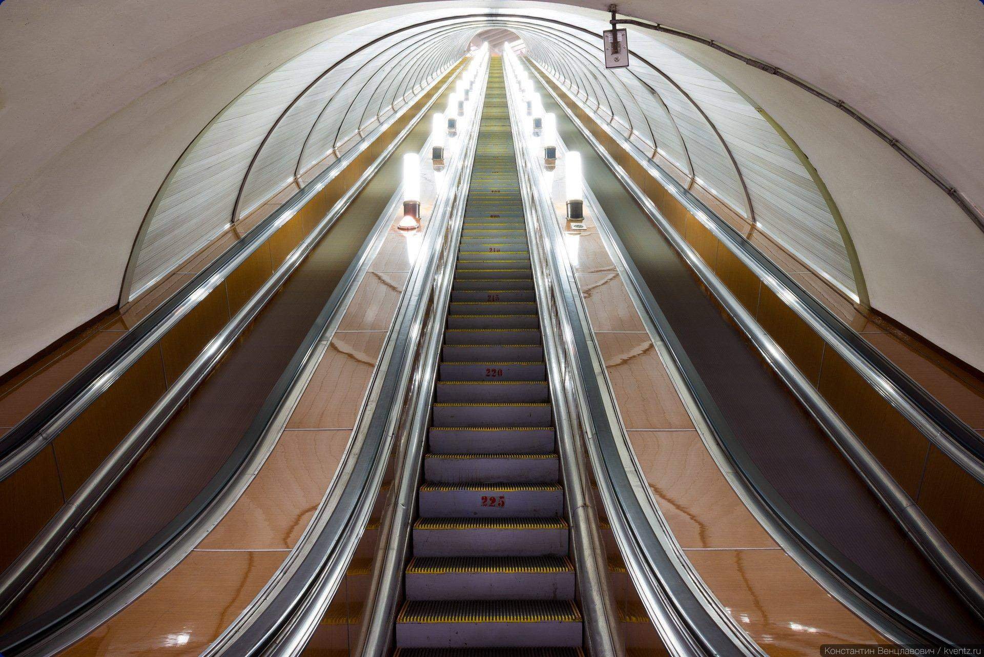 Escalator. Адмиралтейская метро эскалатор. Станция метро парк Победы эскалатор. Эскалаторы Петербургского метрополитена. Эскалатор на станции парк Победы Москва.