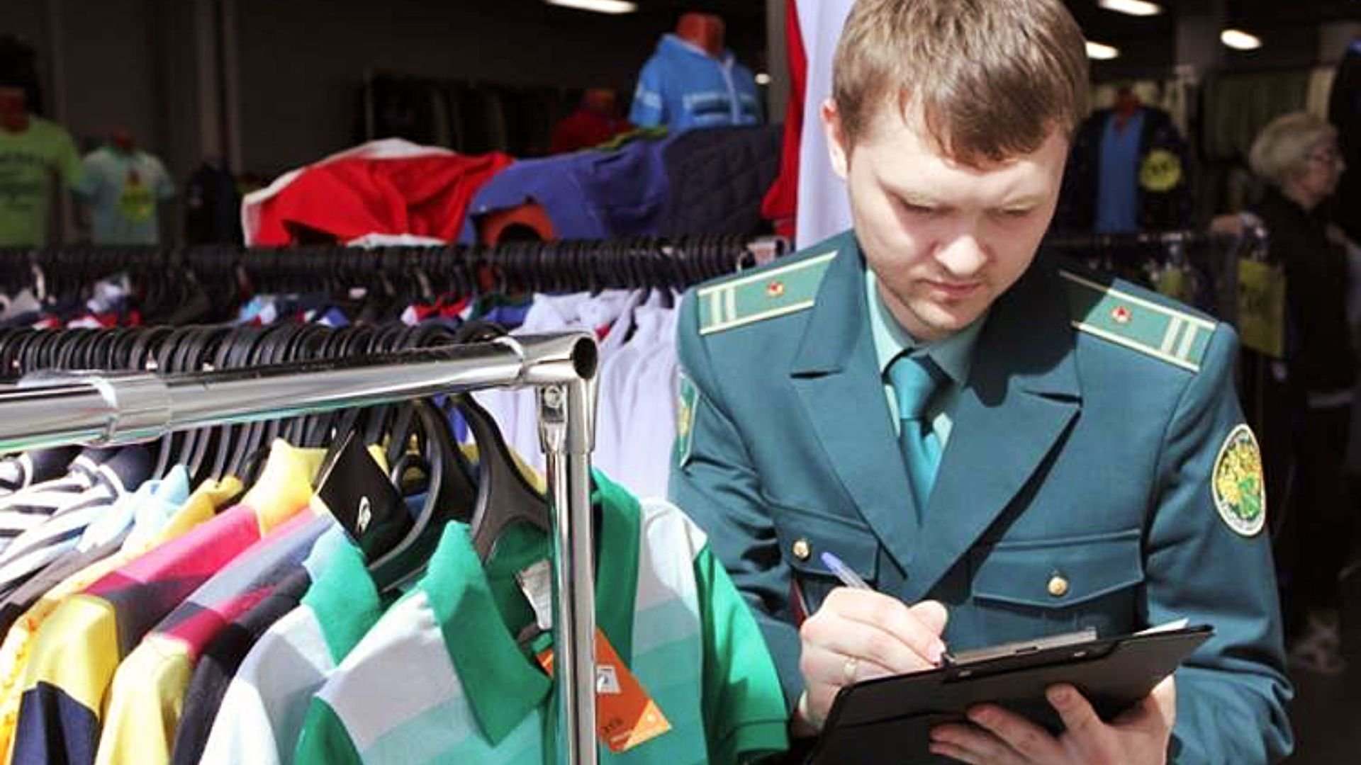 паленая одежда. контрафакт одежды. контрафактная одежда. подделки брендовых вещей. подпольная фабрика сигарет.