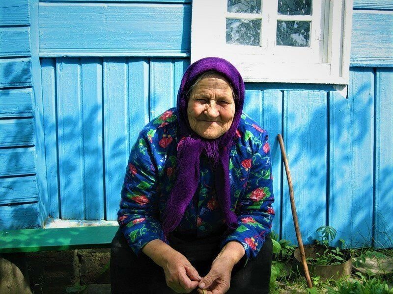 Бабушка можно к тебе приехать пожить 131. Деревенская старушка. Бабушка в деревне. Бабка в деревне. Старая бабушка в деревне.