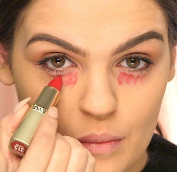 макияж для маскировки темных кругов под глазами. макияж с темными кругами под глазами. как замаскировать круги под глазами. черные круги вокруг глаз. консилер под глаза треугольником.