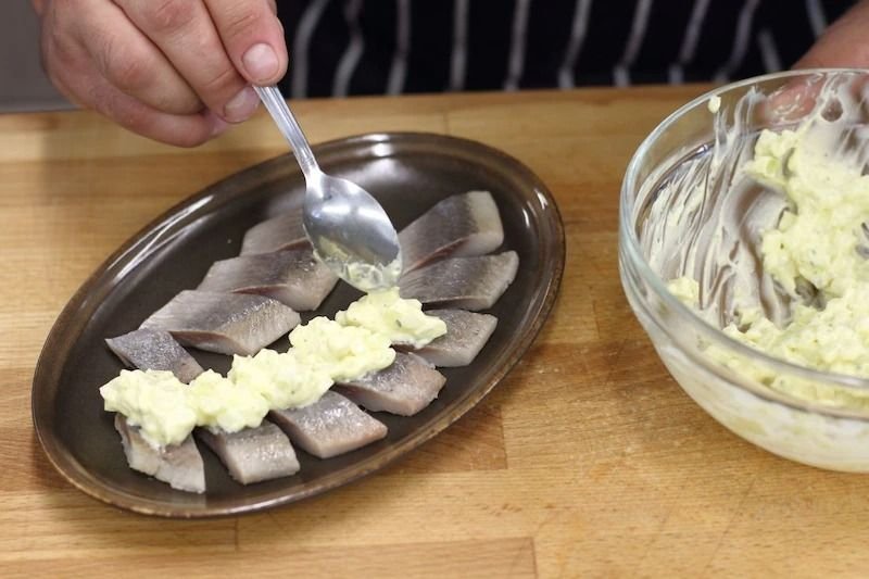 Сельдь в пакете. Пресервы из сельди по корейски рецепты своими руками. Селедка в белом соусе. Сколько варить селедку. Варим солёную селёдку суп.