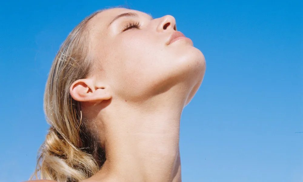 Мужчина смотрит вверх. Парень смотрит наверх. Робби уильямс. Лицом вверх. Девушка с приподнятым подбородком.