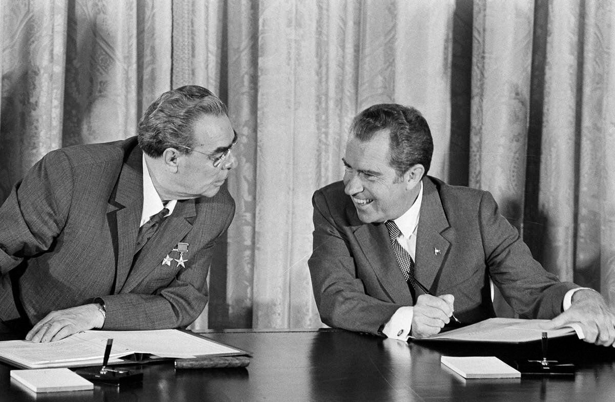 Американский брежнев. Доктрина Никсона 1969. Никсон и Брежнев 1972. Никсон и Брежнев 1969.