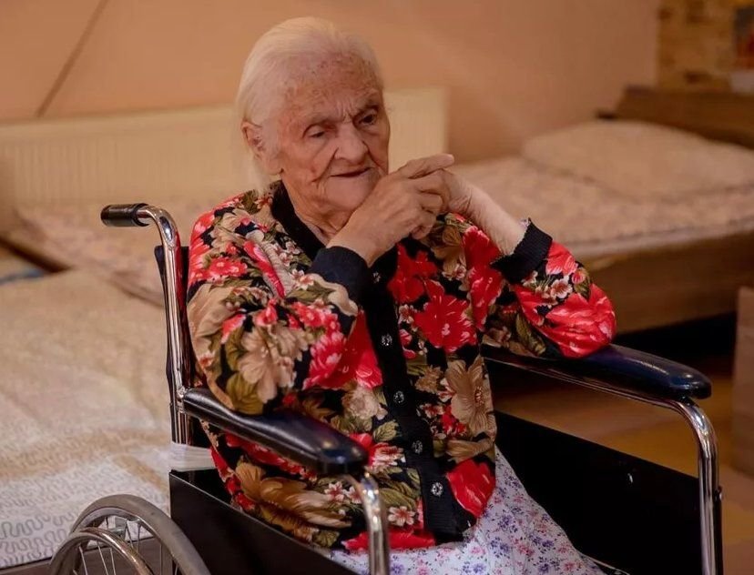 Работать после 80 лет. Инвалиды и престарелые. Пансионат для пожилых людей и инвалидов. Пенсионеры в доме престарелых. Пожилые люди и инвалиды.