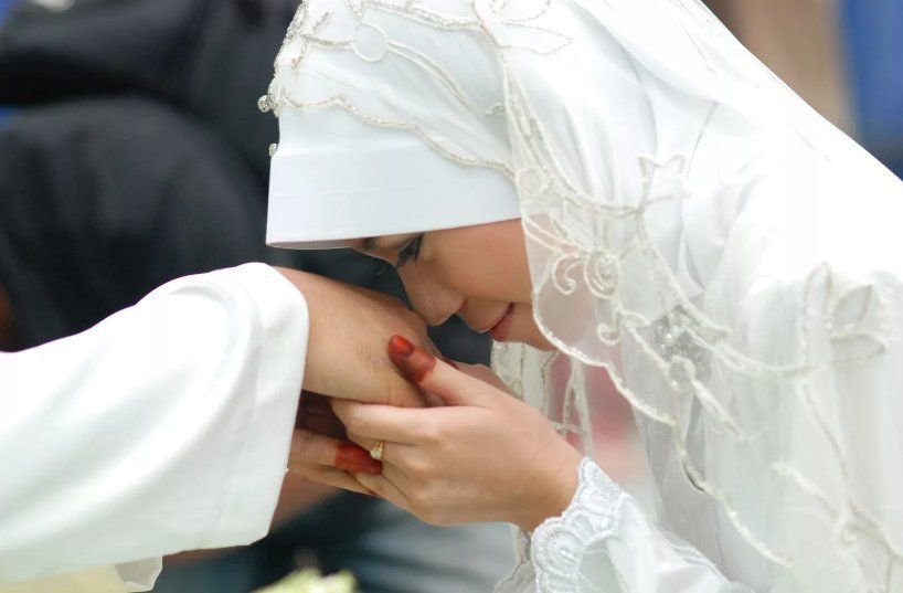 Слепая покорность. Покорная мусульманка. Узбекская невеста. Мусульманка с мужем. Покорная мусульманская жена.