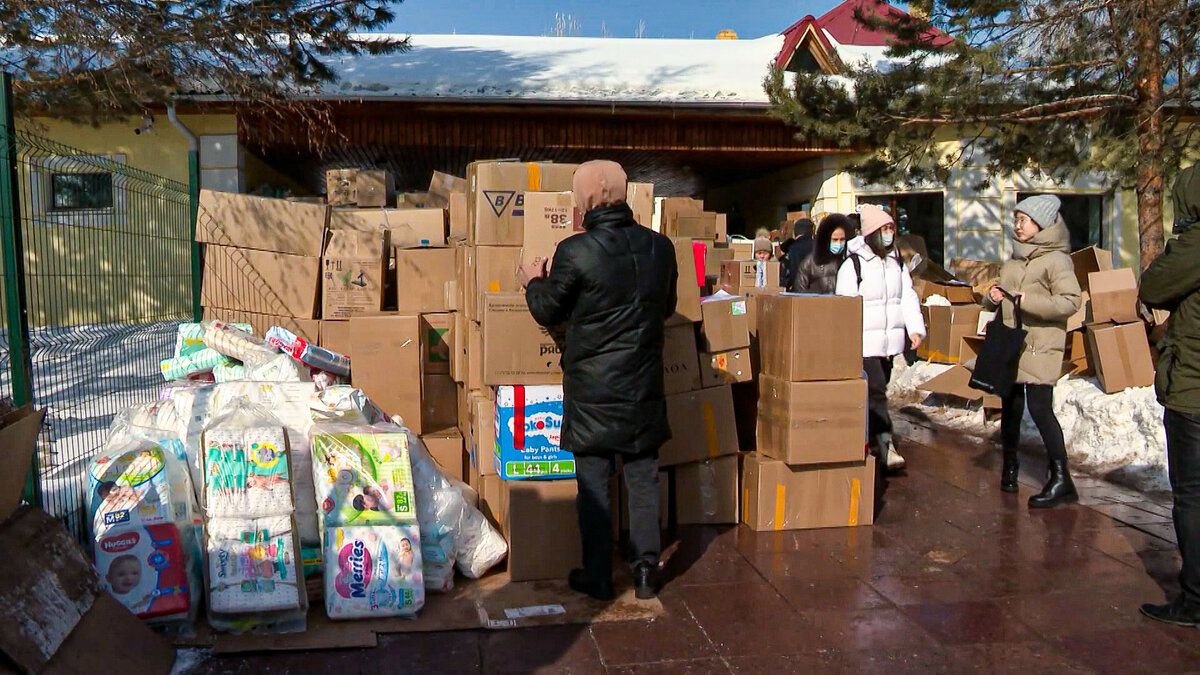 Гуманитарка. Гуманитарка Украина. Гуманитарный груз медикаменты. Гуманитарная помощь Украине. Гуманитарка вещи.