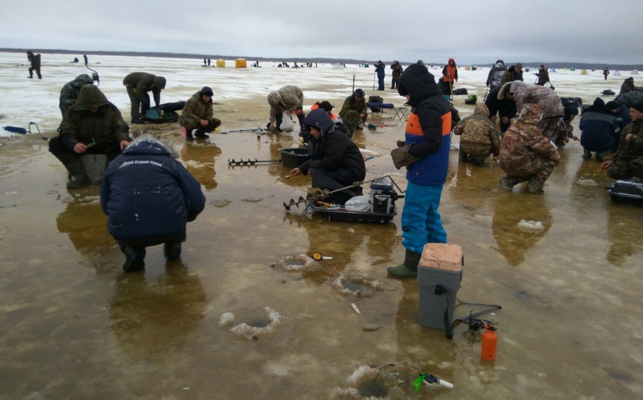 Отдых на белом море рыбалка. Зимняя рыбалка на белом море Северодвинск. Рыбалка в Архангельске на белом море. Рыбалка на Яграх. Рыбаки на белом море.