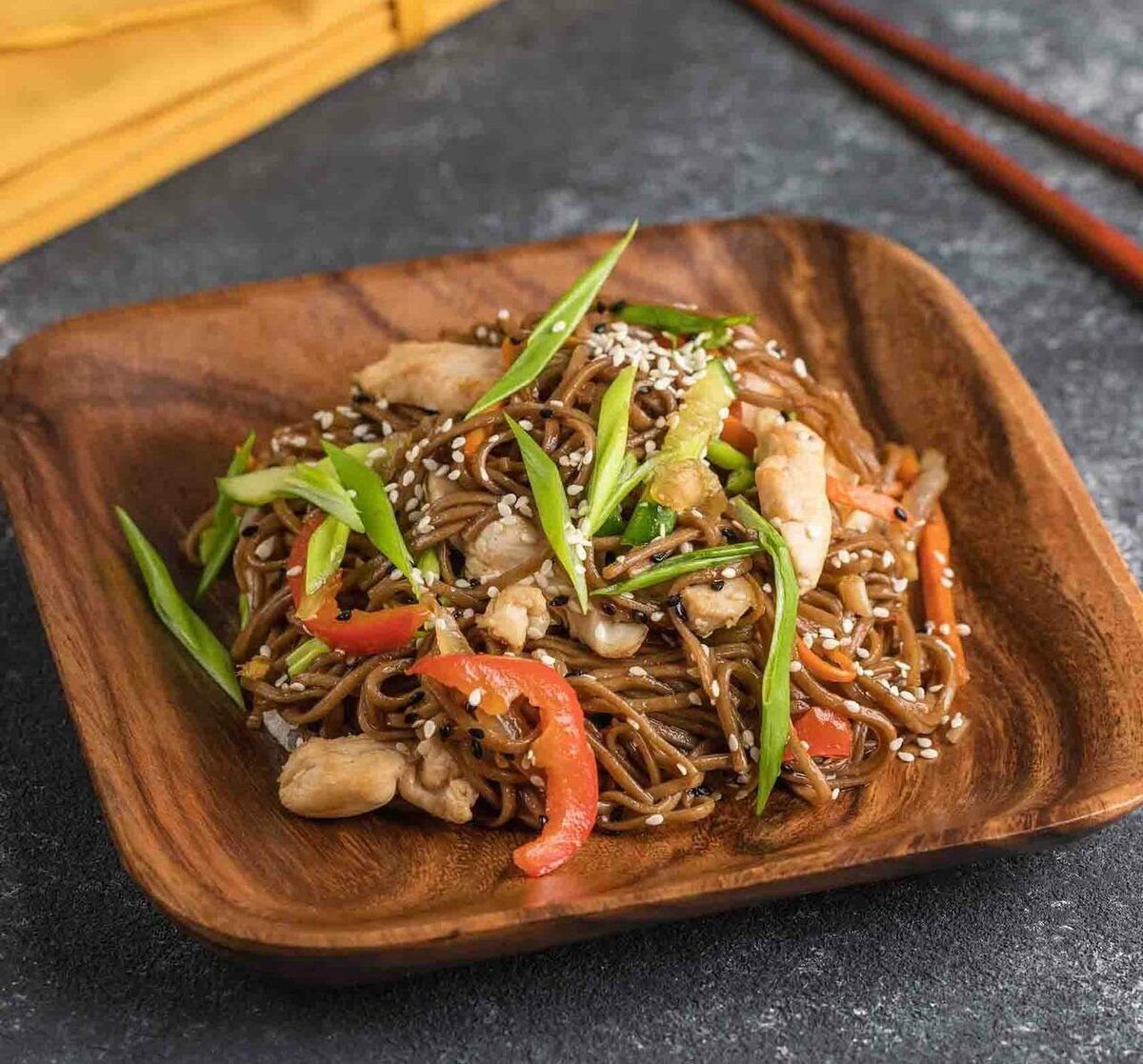 лапша гречневая панко. гречневая лапша с индейкой. гречневая лапша соба. гречневая лапша вок с говядиной и овощами. гречневая лапша.