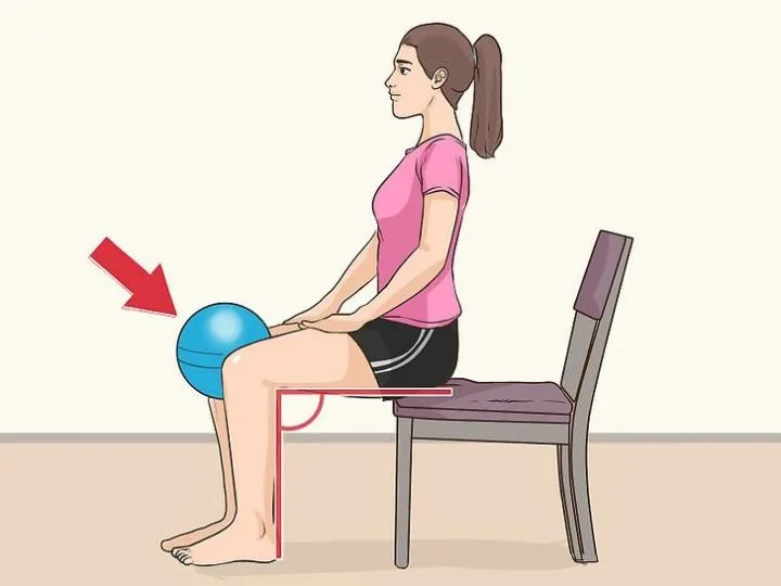 Ляшки сидя. Упражнения сидя на стуле. Упражнения на стуле для ног. Упражнения для ног сидя на стуле. Упражнения с мячом сидя на стуле.