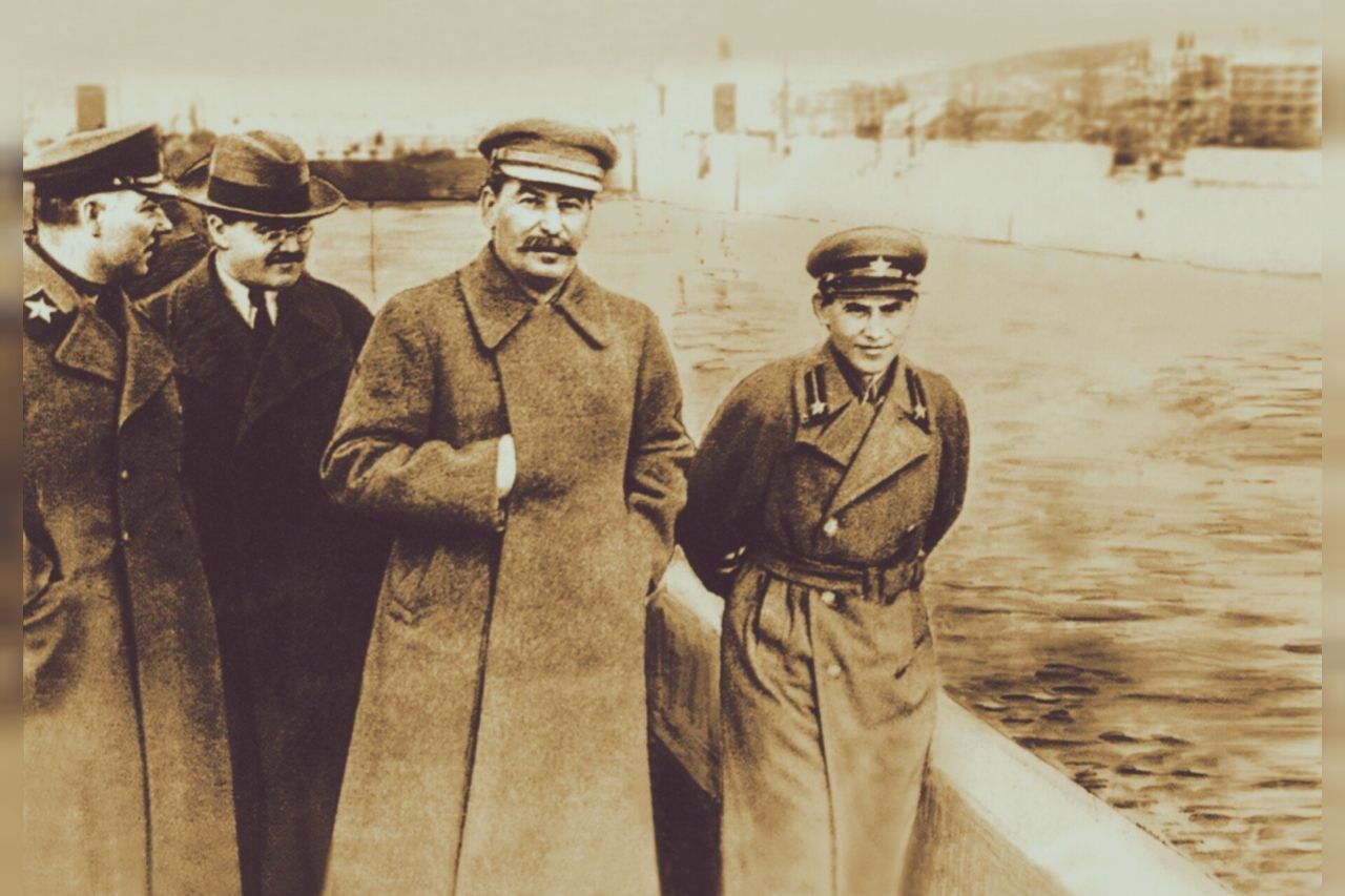 сталин с ежовым. сталин ежов молотов. иосиф сталин и николай ежов. николай ежов нквд. сталин 1922.