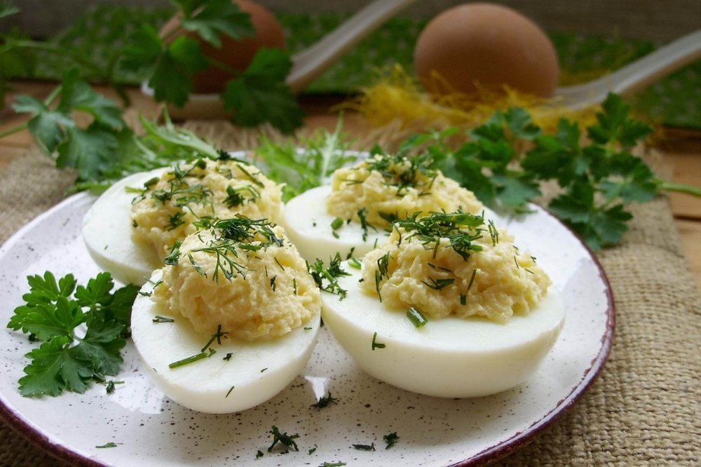 Закуска из вареного яйца сыра и помидорами