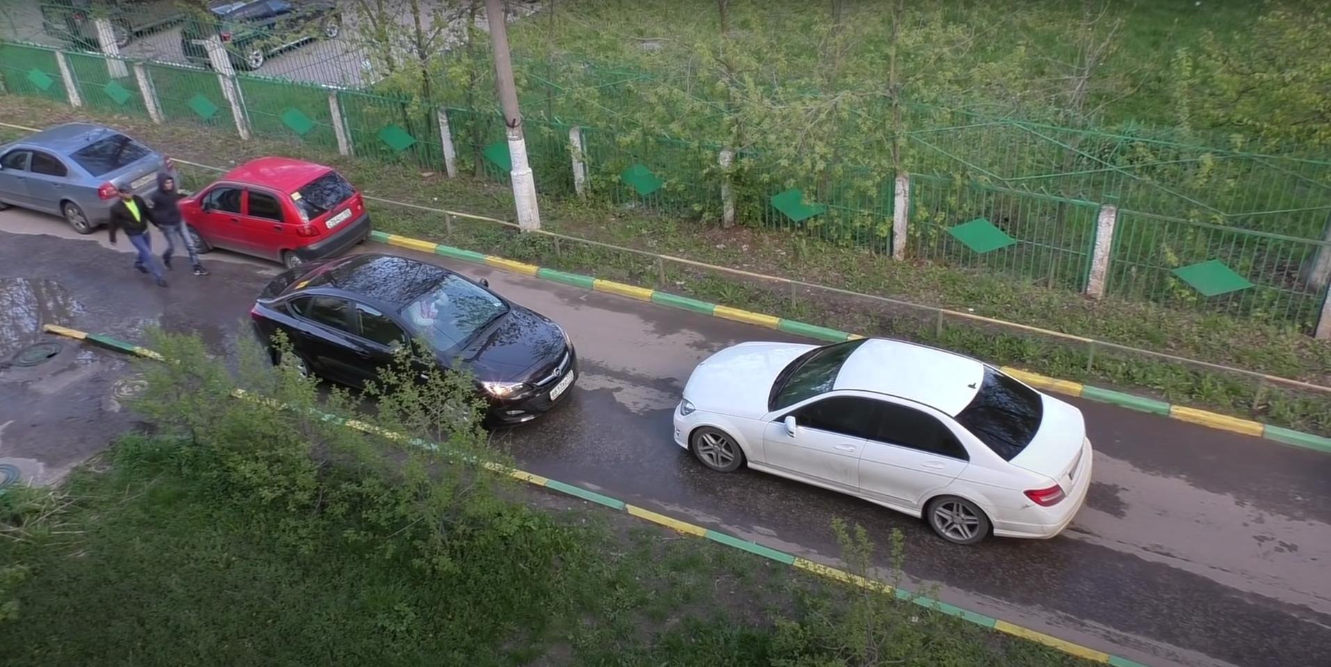Выезд с дворовой территории. Встречный разъезд во дворе. Машина во дворе. Две машины на узкой дороге. Машина въезжает во двор.