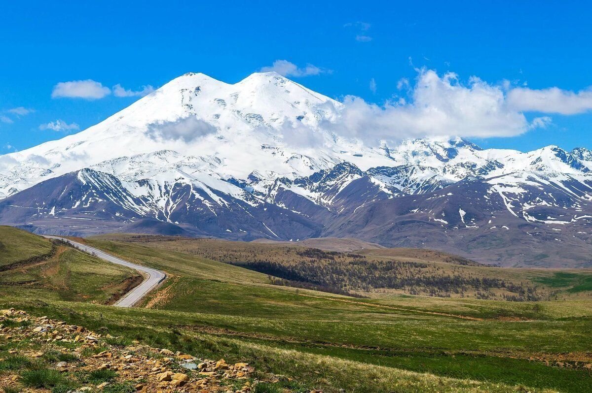 Гора эльбрус самая высокая точка. Гора Эльбрус. Гора Эльбрус (Кабардино-Балкария, Карачаево-Черкесия). Кавказский хребет и Эльбрус. Гора Карачаево Черкесия Эльбрус.