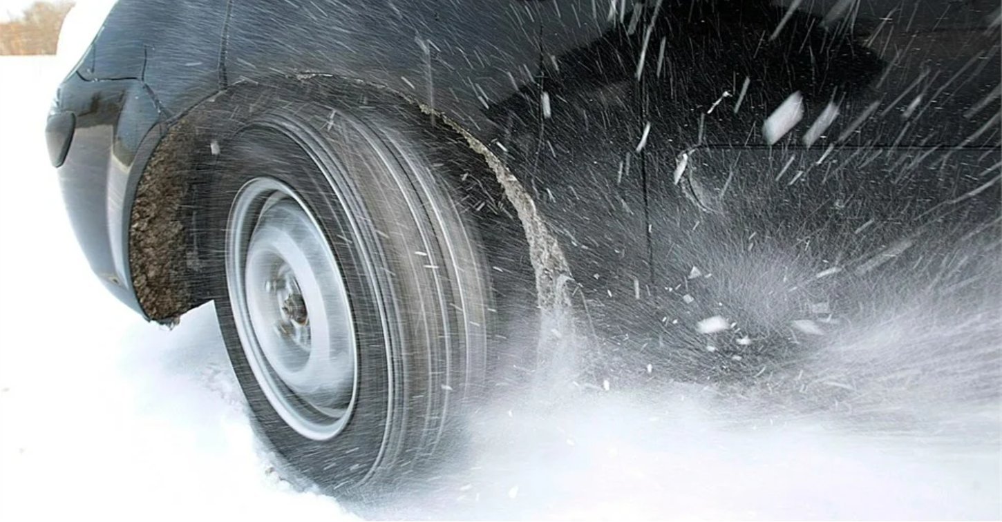 Менял колеса на зимние. Зимняя резина в снегу. Лайфхаки для автомобиля зимой. Буксующее колесо. Замена колеса.