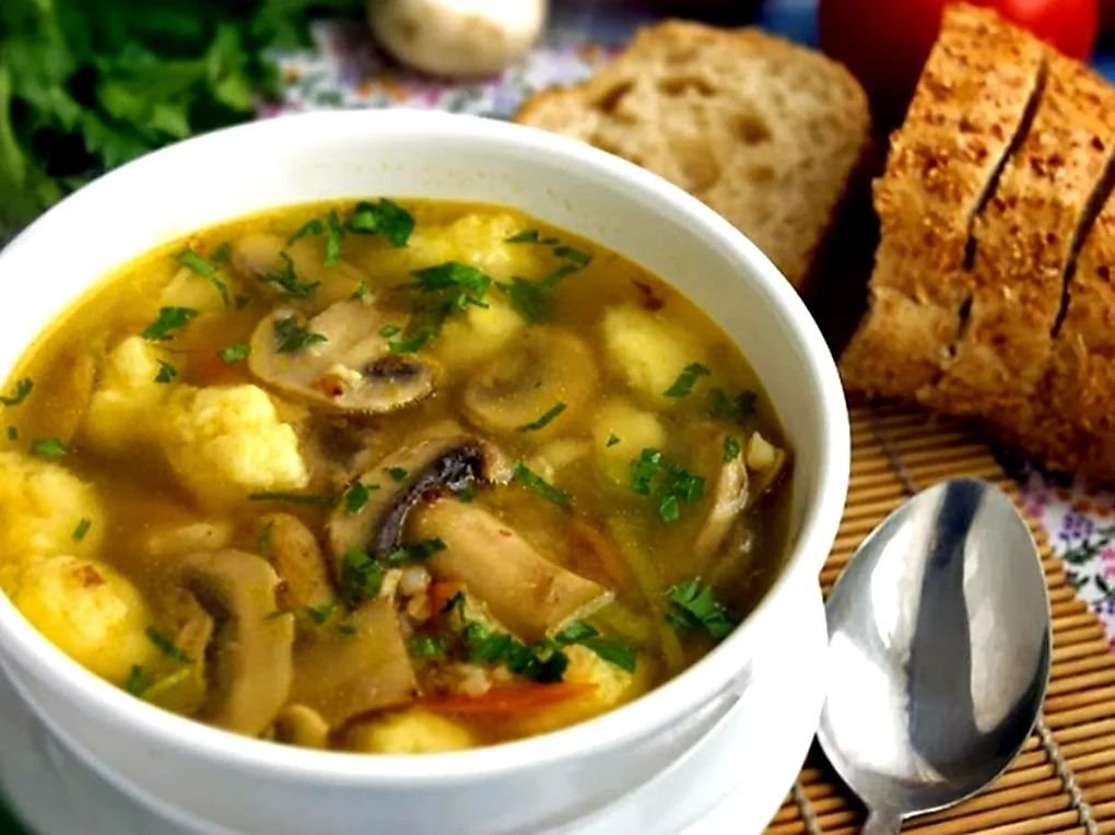 Грибной суп фото. Монастырская кухня грибной суп. Суп грибовница. Гречневый суп с грибами и картофельными клецками. Грибной суп из шампиньонов с картофелем.