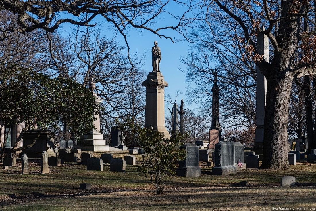Город живых город мертвых. Кладбище Нью Йорка. Кладбища мавзолеи в Америке. Кладбище город бат США. Город мёртвых США фотографии 1781год.