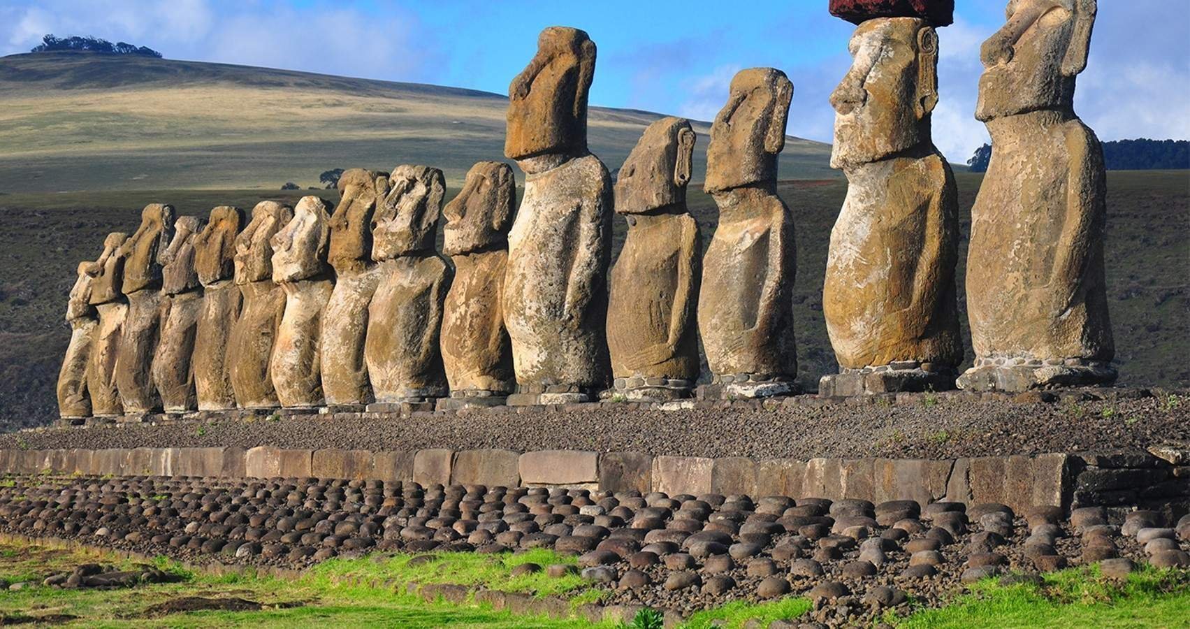Где находятся идолы. Остров Пасхи статуи Моаи. Каменные статуи Моаи остров Пасхи Чили. Моаи на острове Пасхи. Истуканы Рапа-Нуи остров Пасхи.