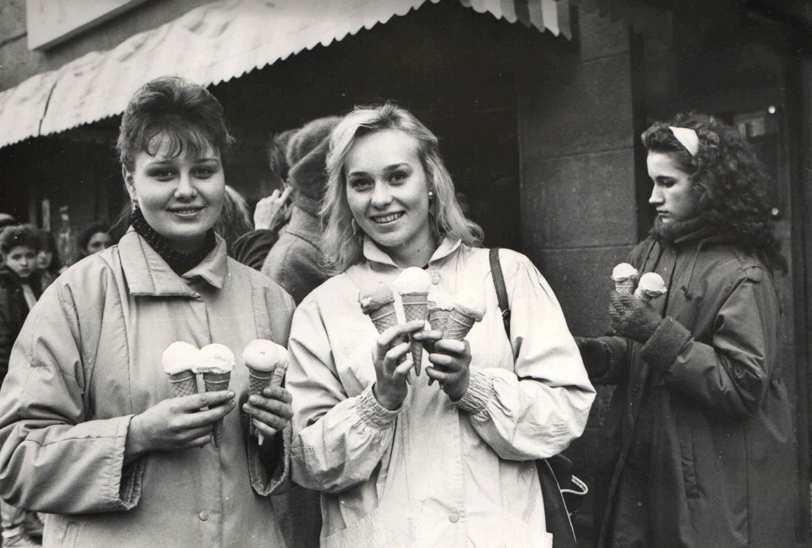 Х советские. Кафе мороженое Пингвин в Москве 1990. Мороженое Пингвин в 90-е. Кафе мороженое Пингвин СССР. Советские женщины 90-х.