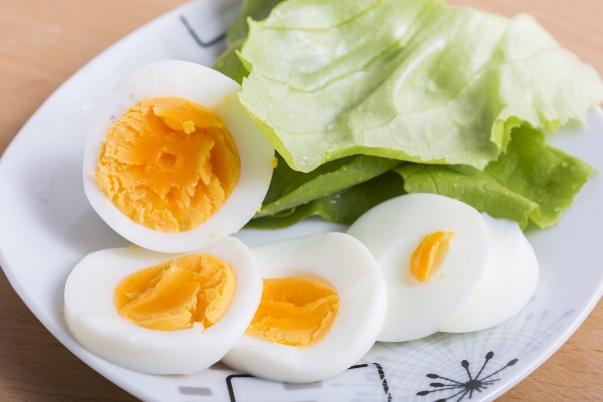 Вареные яйца с овощами