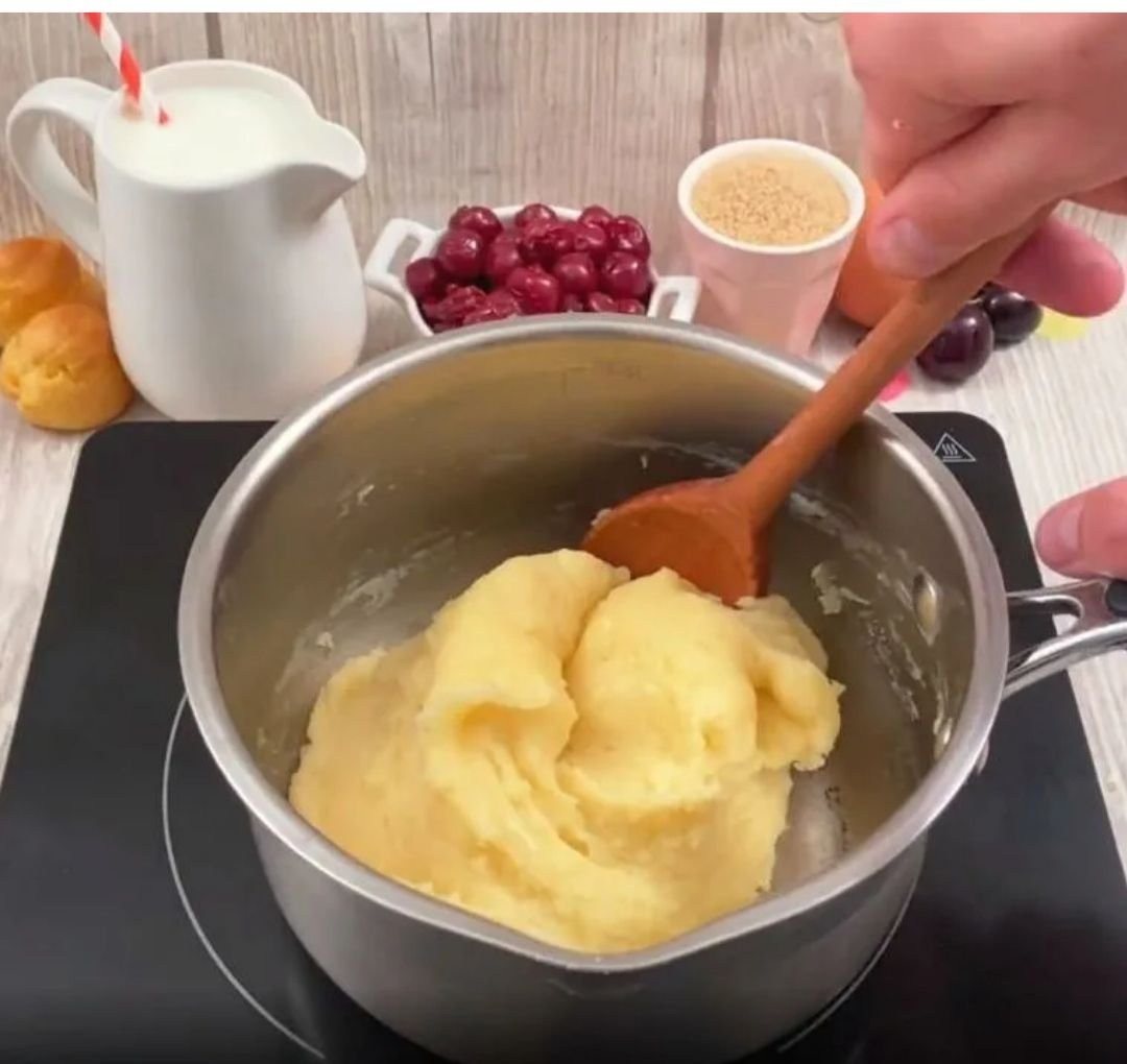 приготовление заварного теста. торт с заварным кремом пошагово. заварное тесто пошагово. тесто в деже. если заварное тесто получилось жидким.