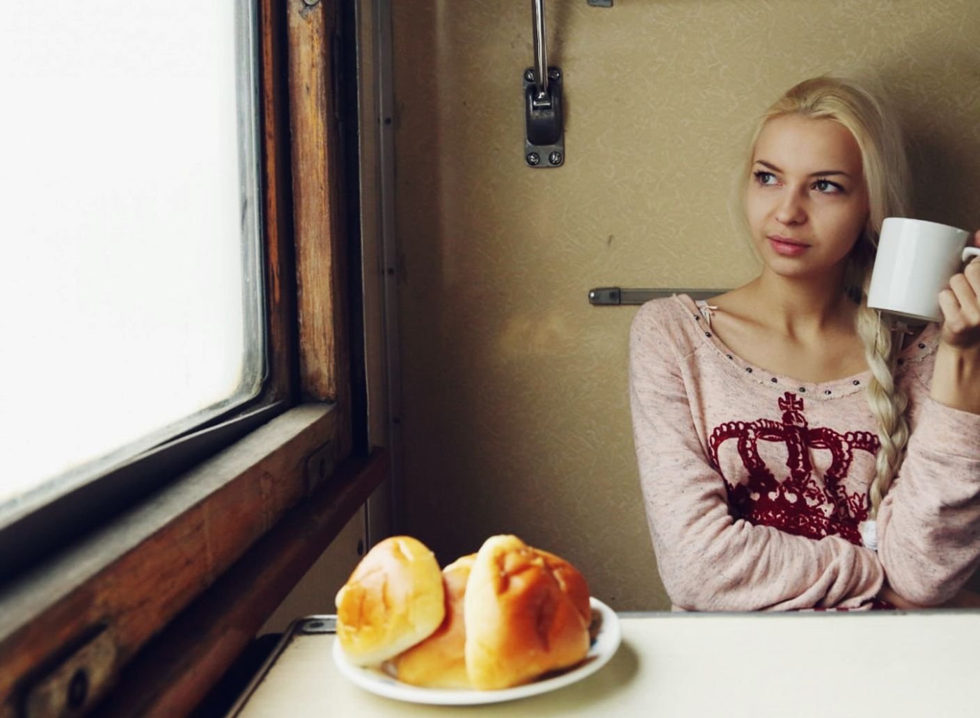 джеймс чейз попутчицы. красивая девушка в электричке. девушка в электричке. марго робби в купе поезда. девушка в электричке.