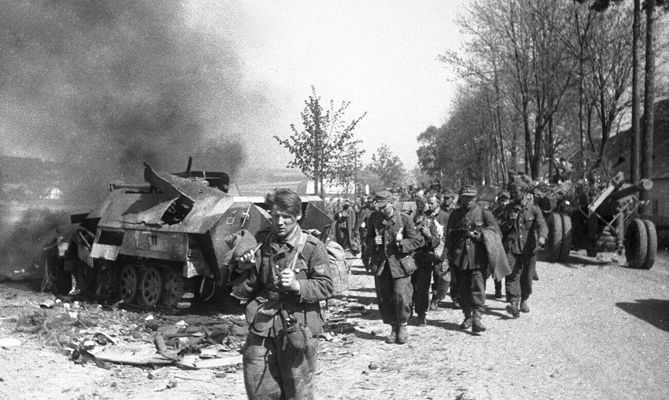 Первое крупное поражение германии. Капитуляцию вермахта 1945г. Разгром Германии 1945. Разгромленная немецкая автоколонна 1945.