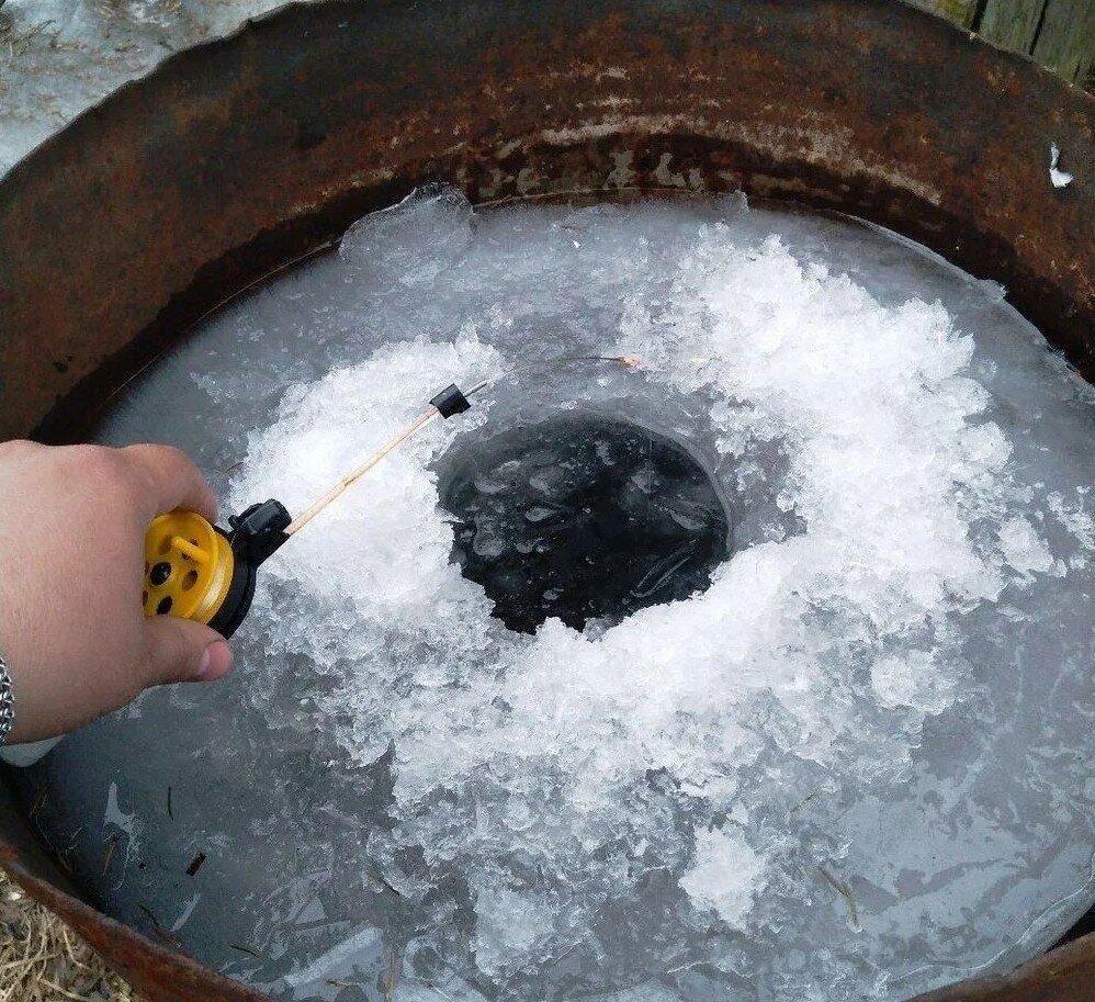 Мотор в бочке. Бочки с водой зимой. Незамерзающая бочка с водой. Бочка с водой разорванная Морозом.