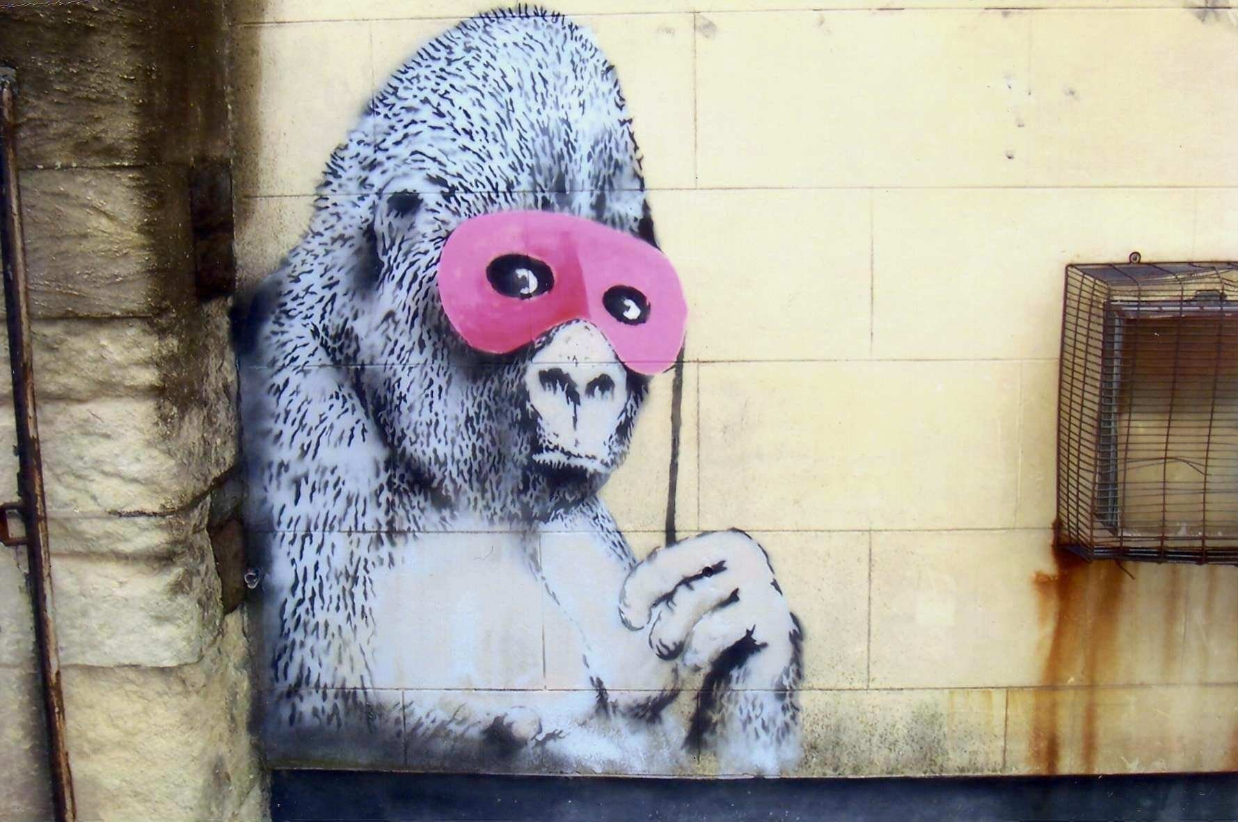 Бэнкси горилла в розовой маске