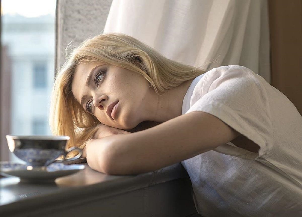 женщина ждет у окна. жду парня дома. девушка возле окна. светлая комната для девушки. жду парня дома.