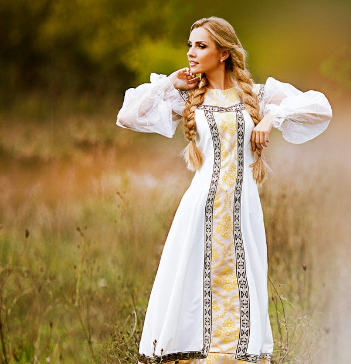 Russian dresses. Дарья Лефлер в образе славянки. Свадебное платье в Славянском стиле. Русское народное платье. Девушка в русском сарафане.