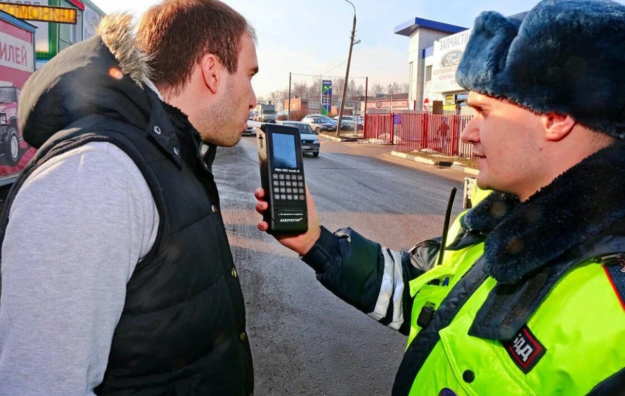 Освидетельствование сотрудником дпс. Медицинское освидетельствование водителей. Освидетельствование на состояние алкогольного опьянения. Медицинское освидетельствование на состояние опьянения. Инспектор ГИБДД алкотестер.