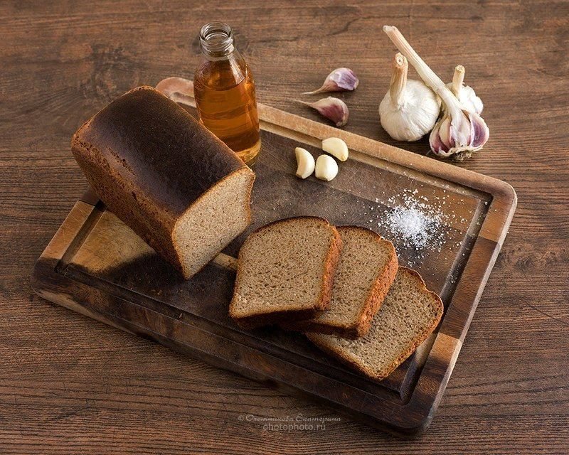 Черный хлеб сахар. Хлеб с подсолнечным маслом. Хлеб с маслом и солью. Хлеб с чесноком и солью. Хлеб с растительным маслом.