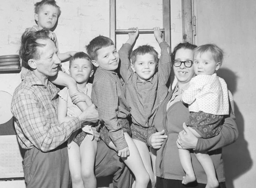 советская семья. известные многодетные семьи в советское время. семья советских семь детей. борис павлович никитин и лена алексеевна никитина. семья педагогов никитиных.