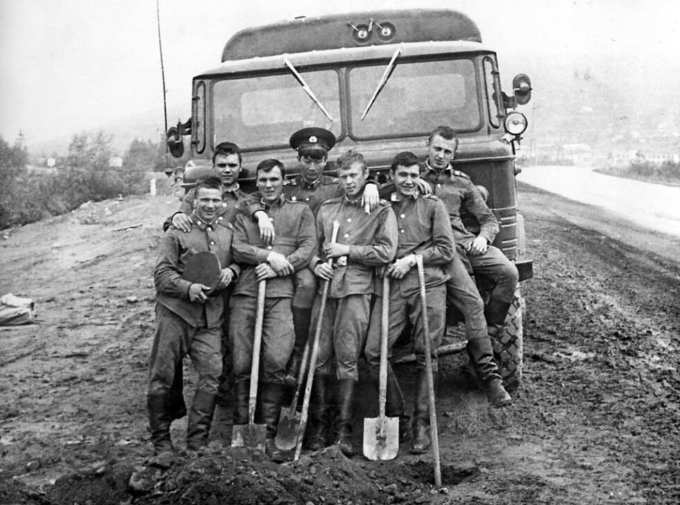 Служащий стройбата. Стройбат войска СССР. Королевские войска Стройбат в СССР. Солдаты стройбата СССР. Стройбат армия войска.