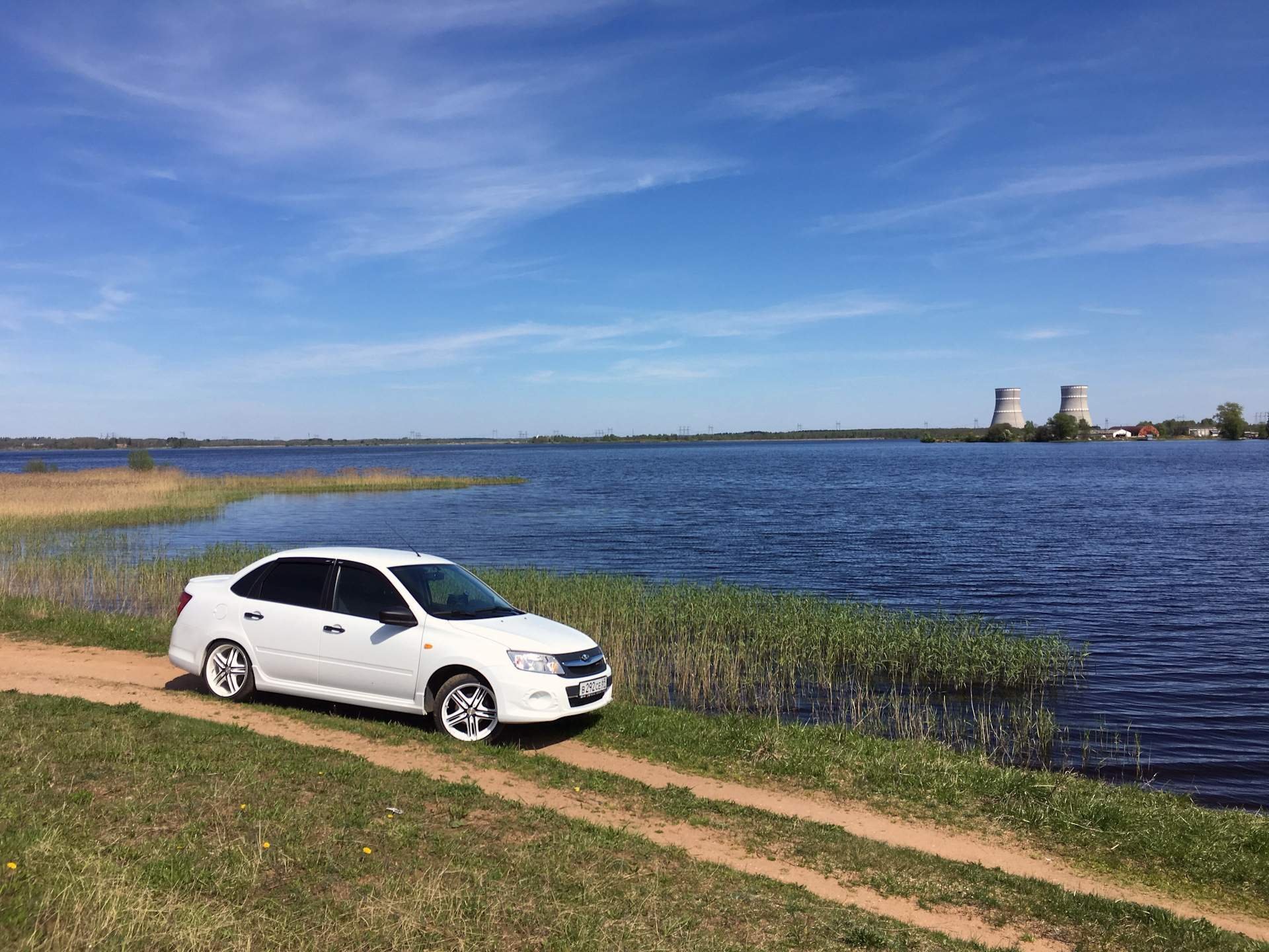 Гранта едет. Lada Granta Drive Active 2017 белая. Лада Гранта седан кемпинг. Лада Гранта фл спорт на драйв 2. Лада Гранта 919.