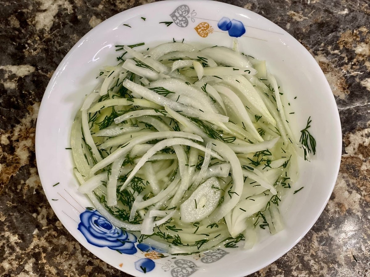 Лук репчатый маринованный. Маринованный лук к шашлыку. Шашлык с луком. Маринад для шашлыка из свинины. Как замариновать лук для шаурмы.