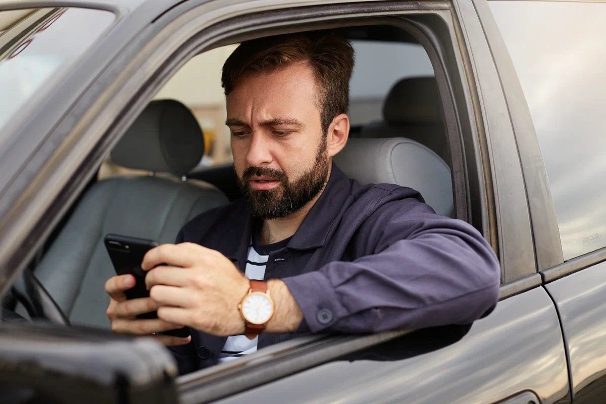 Водителя оплаченные. Oligarch men sit car.