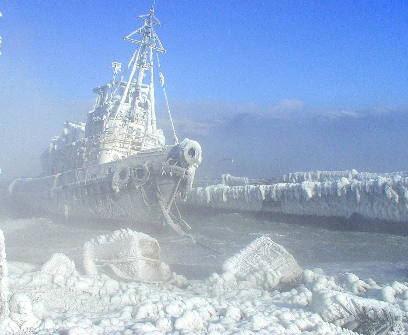 Новороссийск замерзает море