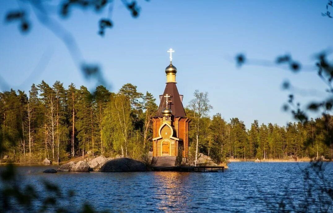 карелия храм андрея первозванного. часовня на реке. церковь на вуоксе на острове. храм апостола андрея первозванного на реке вуоксе. часовня на реке.