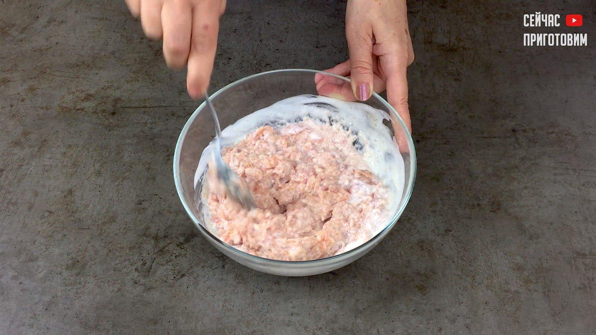 Фарш и кефир рецепт. Фарш с кефиром на сковороде. Котлеты на кефире с фаршем. Фарш с кефиром. Тесто для тортильи из жидкого теста.