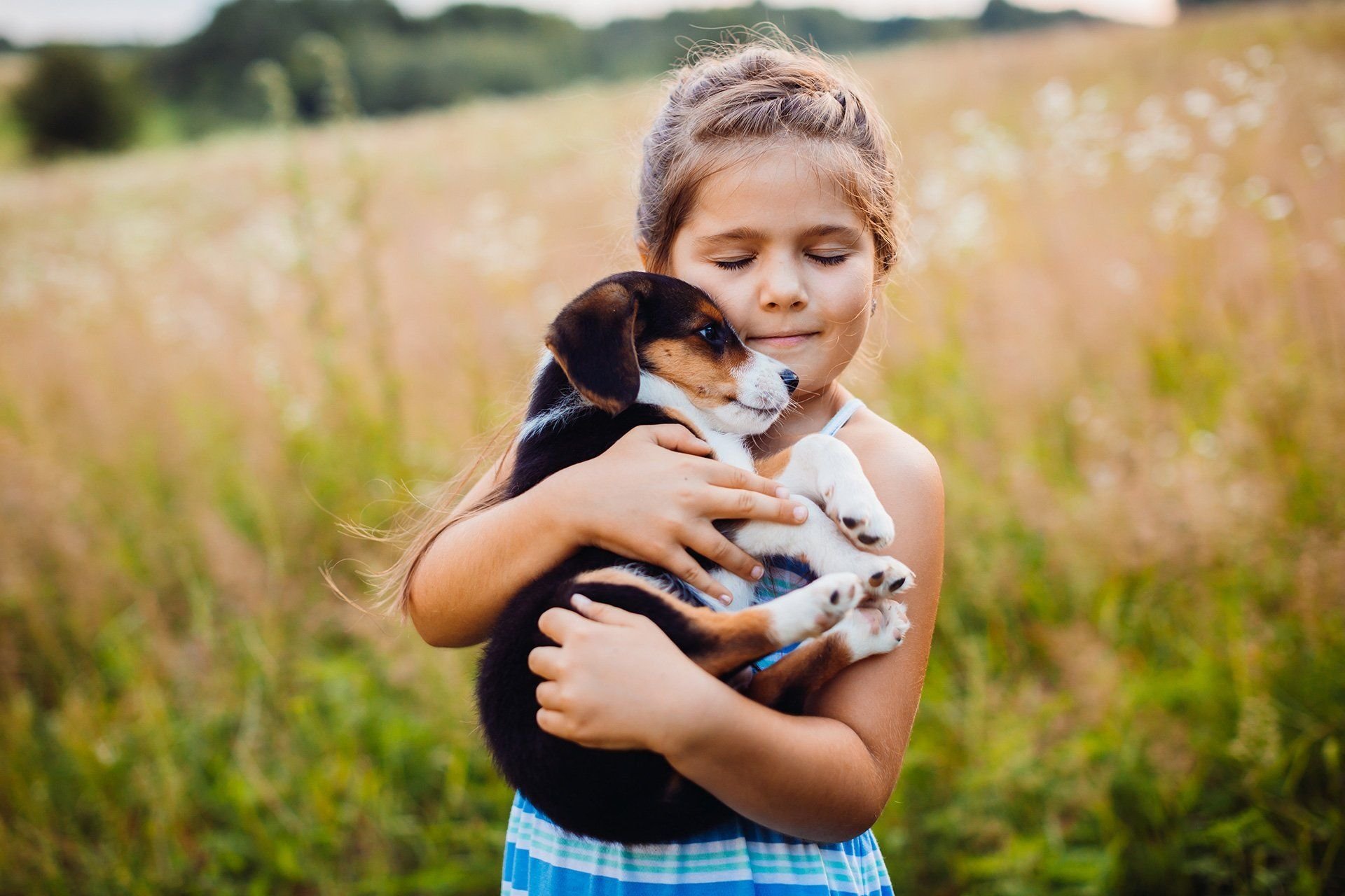 Как заботиться о маленьких. Девочка с собакой. Щенок на руках. Девочка обнимает собаку. Для детей. Животные.