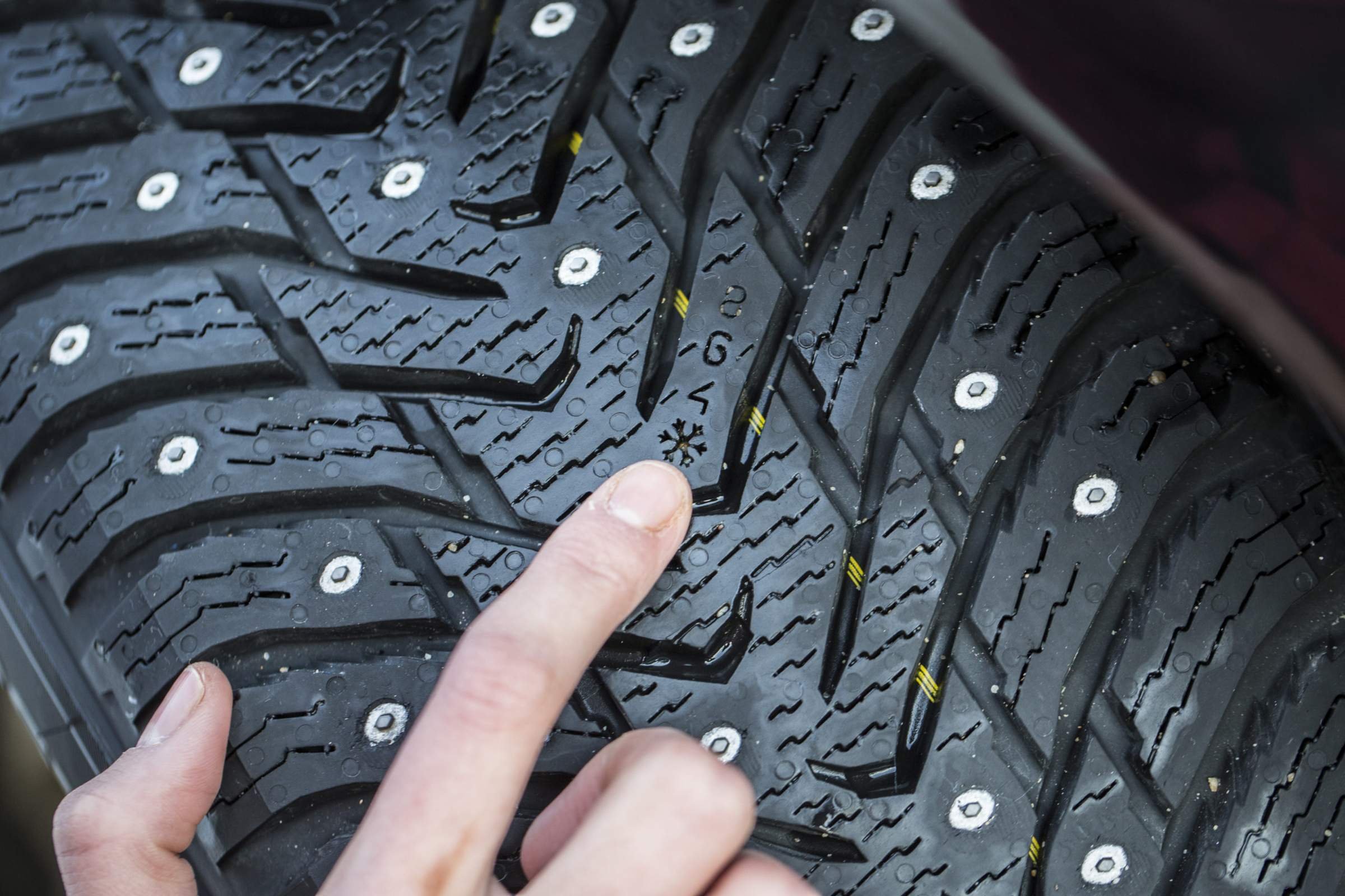 Индикатор протектора. Индикатор зимних шин Нокиан. Nokian Tyres Nordman 7 протектор. Индикаторы на шипованных шинах Континенталь. Хакапелита 8 высота протектора.