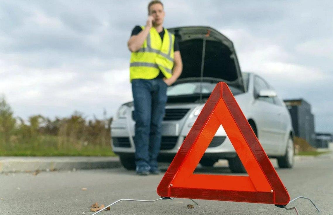 треугольник на дороге. аварийный знак автомобильный. аварийный знак на дороге. применение аварийной сигнализации и знака аварийной остановки. знак аварийной остановки.