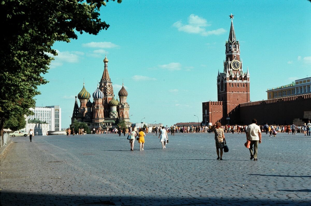 Фото москвы годы. Москва красная площадь СССР. Красная площадь 80-е. Московский Кремль СССР 70е годы. Кремль Москва 90-е.