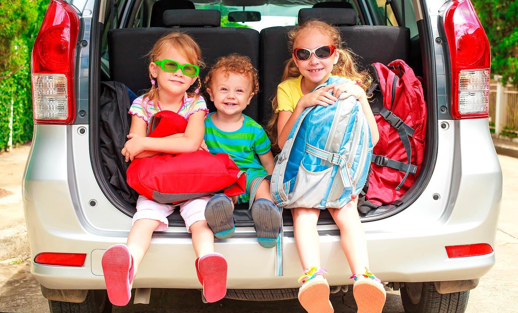 Children car. Путешествие с детьми. Семейный автомобиль. Путешествие с ребенком на автомобиле. Семейные путешествия с детьми.