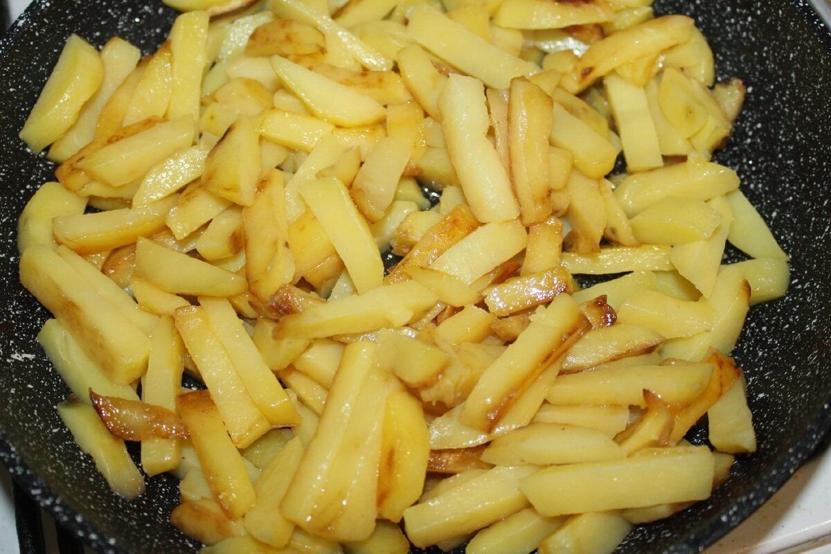 Лисички грибы с картошкой жареные. Жареная картошечка с грибами. Картофель на сковороде. Жареная картошка со сметаной на сковороде. Жареная картошка со сметаной.