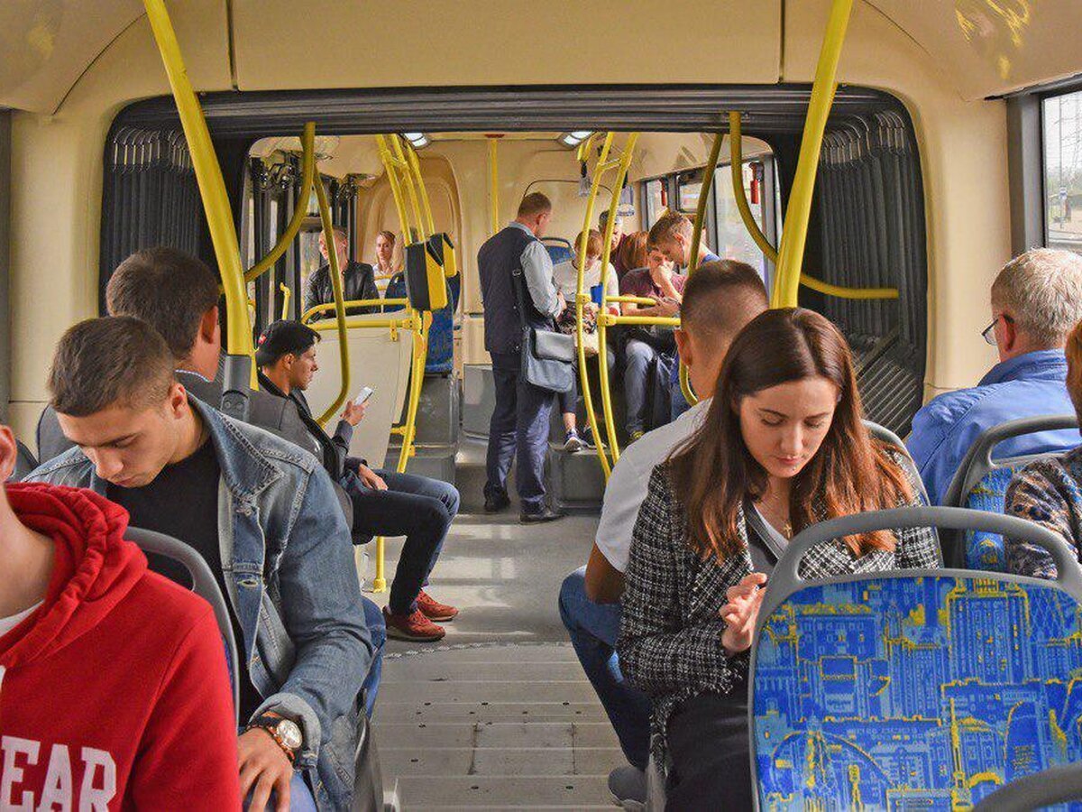 контролер в автобусе. люди в автобусе. люди в маршрутке. форма кондуктора в автобусах. салон автобуса с пассажирами.