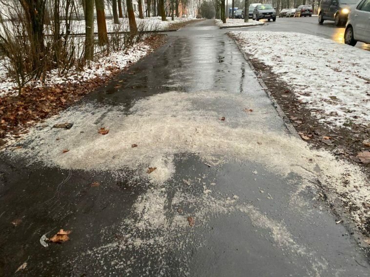 Посыпана. Соль для посыпки дорог. Посыпание дорог солью. Улицы посыпают песком. Посыпка дороги солью.