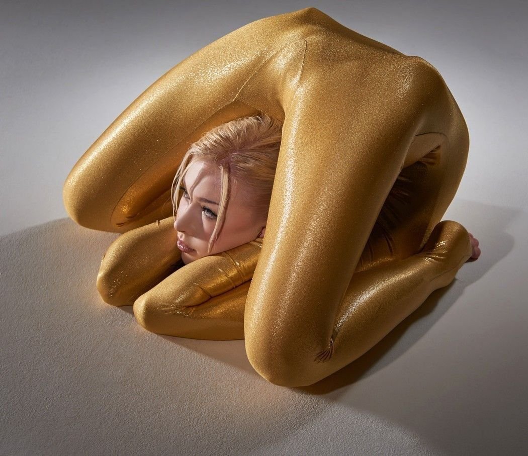 визаж для себя. вдохновение горы. уставшая девушка. девушка делает сама собой видео. двушка красит ногти на ногах.